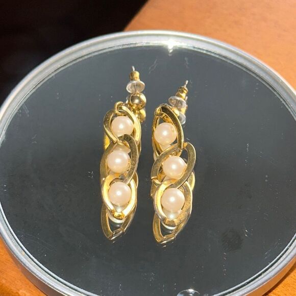 Vintage 80s gold & faux pearl gold tone interlocking ovals drop post earrings - Picture 1 of 3